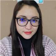 Profesora imparte clases a niños de primaria